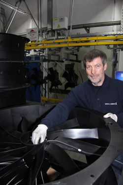 Alois Keppler ve firm Ziehl-Abegg v Bieringenu sestavuje velk ventiltor, kter v podob kompaktnho systmu ZAplus odstartoval obrovsk nrst poptvky na celosvtovm trhu.