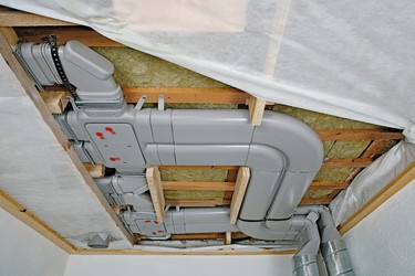 Pro instalaci rozvodů vzduchu do vrstvy tepelné či kročejové izolace nebo stropních podhledů lze využít jak výše zmíněné kulaté trubky, tak i pro tyto případy vyvinuté ploché patentované trubky Zehnder Flat 51 s výškou pouhých 51 mm. Instalace je díky jejich ohebnosti a široké nabídce tvarovek snadná a rychlá.
