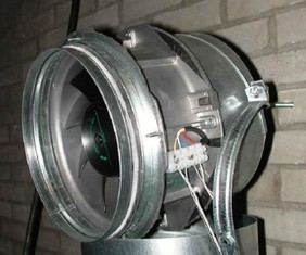 Obr. č. 21: Příklad axiálního ventilátoru pro nepřetržité šachtové větrání s pomocným ventilátorem v obytných budovách. Pro 2W ventilátor s elektronicky komutovaným motorem a účinností systému 28 % je při nominálním průtoku 10 Pa & 56 l/s SFP 0,04 kW/(m³/s) [26]. (zdroj: TNO)