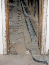 Obr. 7 – Podlahové štěrbinové výusti a vzduchovody u vnitřní zdi osazené v podlaze.
