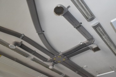 Obr. č. 6: Stropní instalace rozvodu vzduchu pomocí plochého potrubí flat 51 s výškou 51 mm