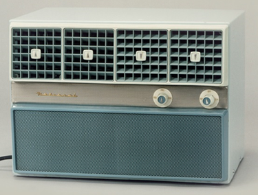 Obr. Prvním výrobkem dnešního koncernu Panasonic v oboru klimatizací byla kompaktní větrací a klimatizační jednotka W-31, tzv. okenního typu, uvedená na trh v roce 1958. Pohled na interiérovou stranu klimatizace.