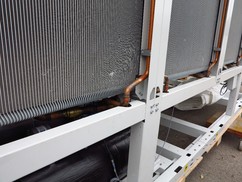 Pohled na jednodílné kondenzátorové výměníky s minimalizací spojů pro snížení rizika úniku chladiva.
