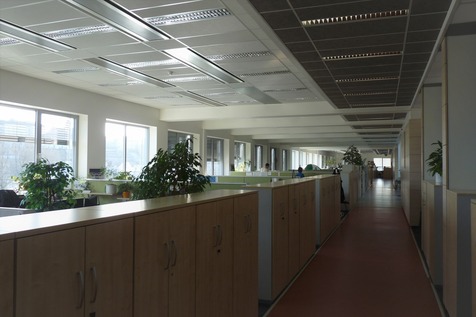 Obr. 1 Velkoprostorové kanceláře ve 4. NP a pohled na strop s chladicími trámci. Fig. 1 Open-plan office in 4th floor and a view of the ceiling with cooling beams
