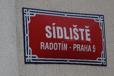 Obr. Bytové domy v Praze – Radotíně po tepelně technické sanaci včetně nové kotelny a vyřešení radonového rizika v některých nejvíce zatížených bytech.