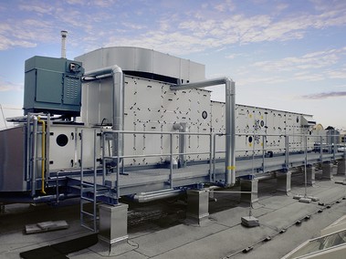 Dvě centrální klimatizační zařízení se vzduchovým výkonem po 7 500 m3/h byla instalována na střeše muzea. Vlevo nahoře je vidět jeden z obou plynově vyhřívaných parních zvlhčovačů vzduchu Condair.