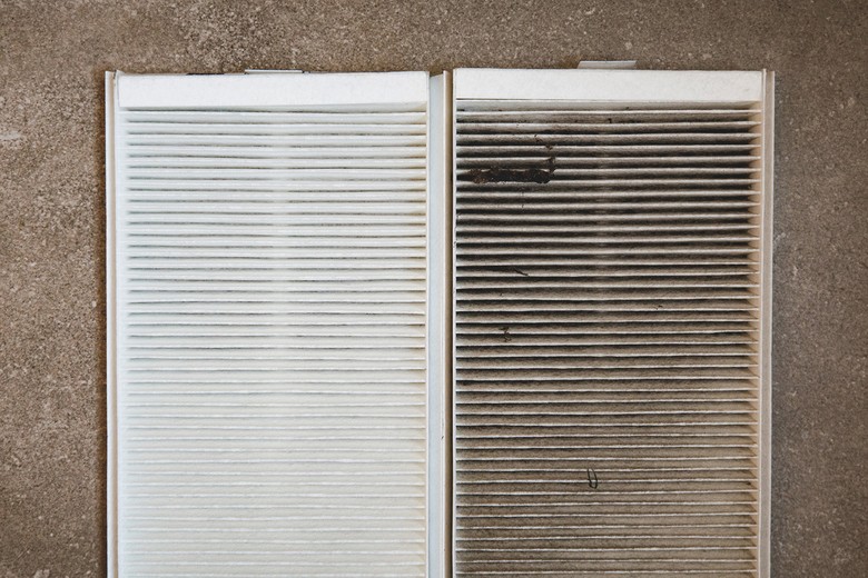 Obr. Na obrázku vlevo nový nepoužitý filtr a vpravo filtr, který je v provozu 3 měsíce. I opticky čistý filtr může být po určité době znečištěný. Doporučujeme proto dodržovat pravidelnou výměnu filtrů v každém případě.