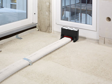 Obrázek č. 3: Ploché potrubí ComfoTube Flat51 se uplatní tam, kde je na kulaté potrubí málo místa.