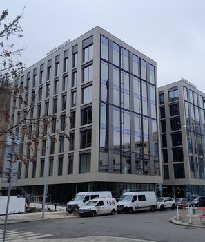 Obr. 1 Administrativní budova v Praze Karlíně (Pernerova – Šaldova)